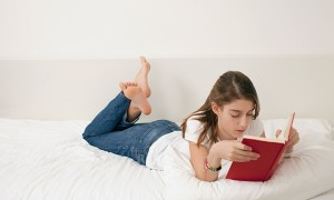 Girl-lying-on-bed-reading-011